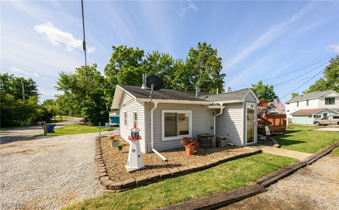 1518 River Road NE