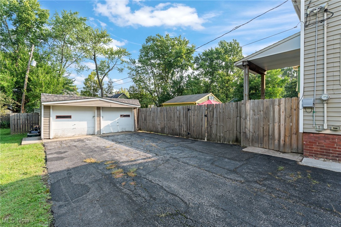 3277 E Scarborough