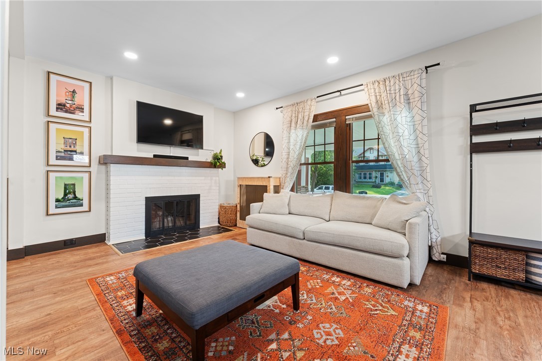 3277 E Scarborough