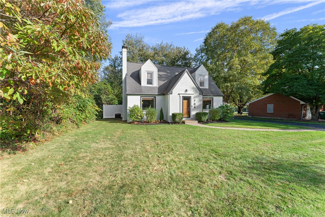 704 Woodlawn Avenue NW