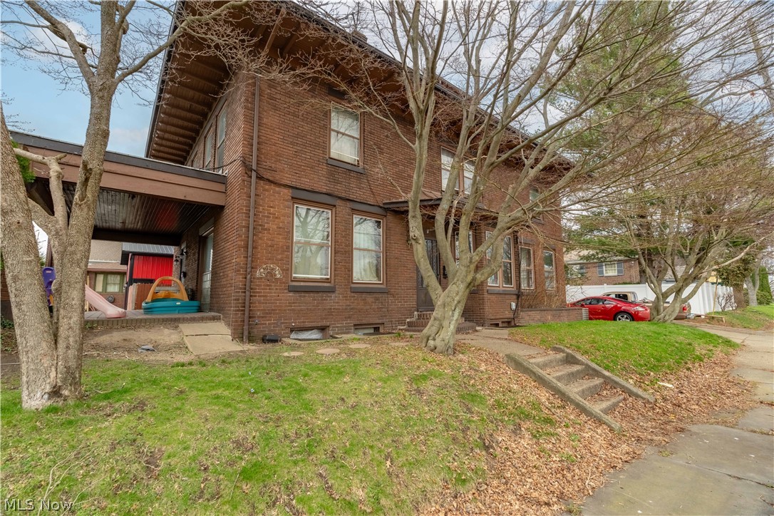 528 Lincoln Way E