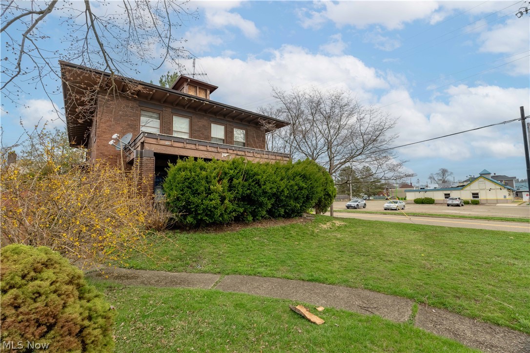 528 Lincoln Way E
