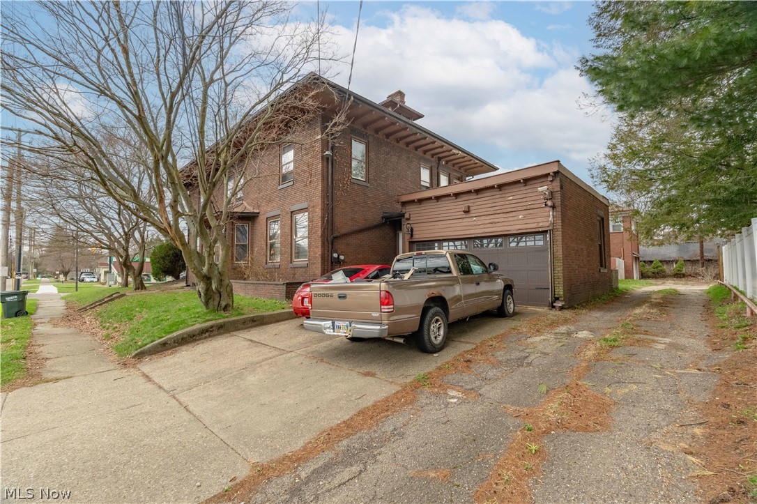 528 Lincoln Way E