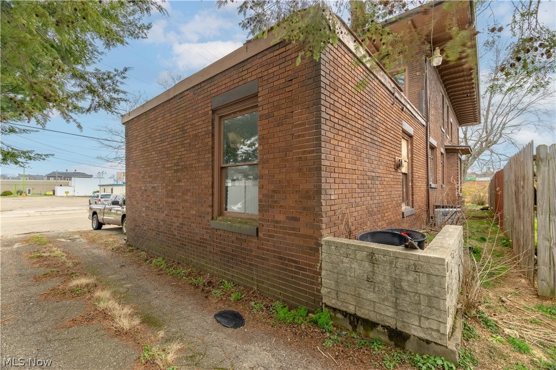 528 Lincoln Way E