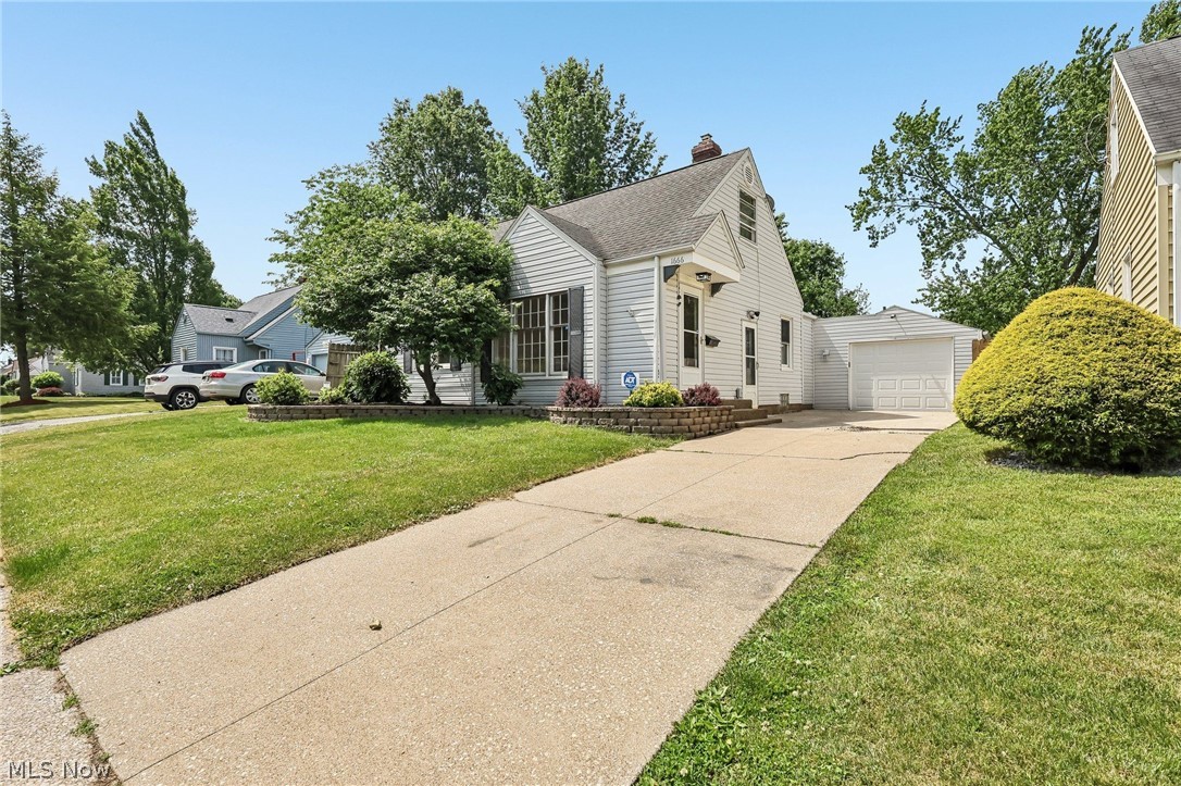 1666 Thornapple Avenue