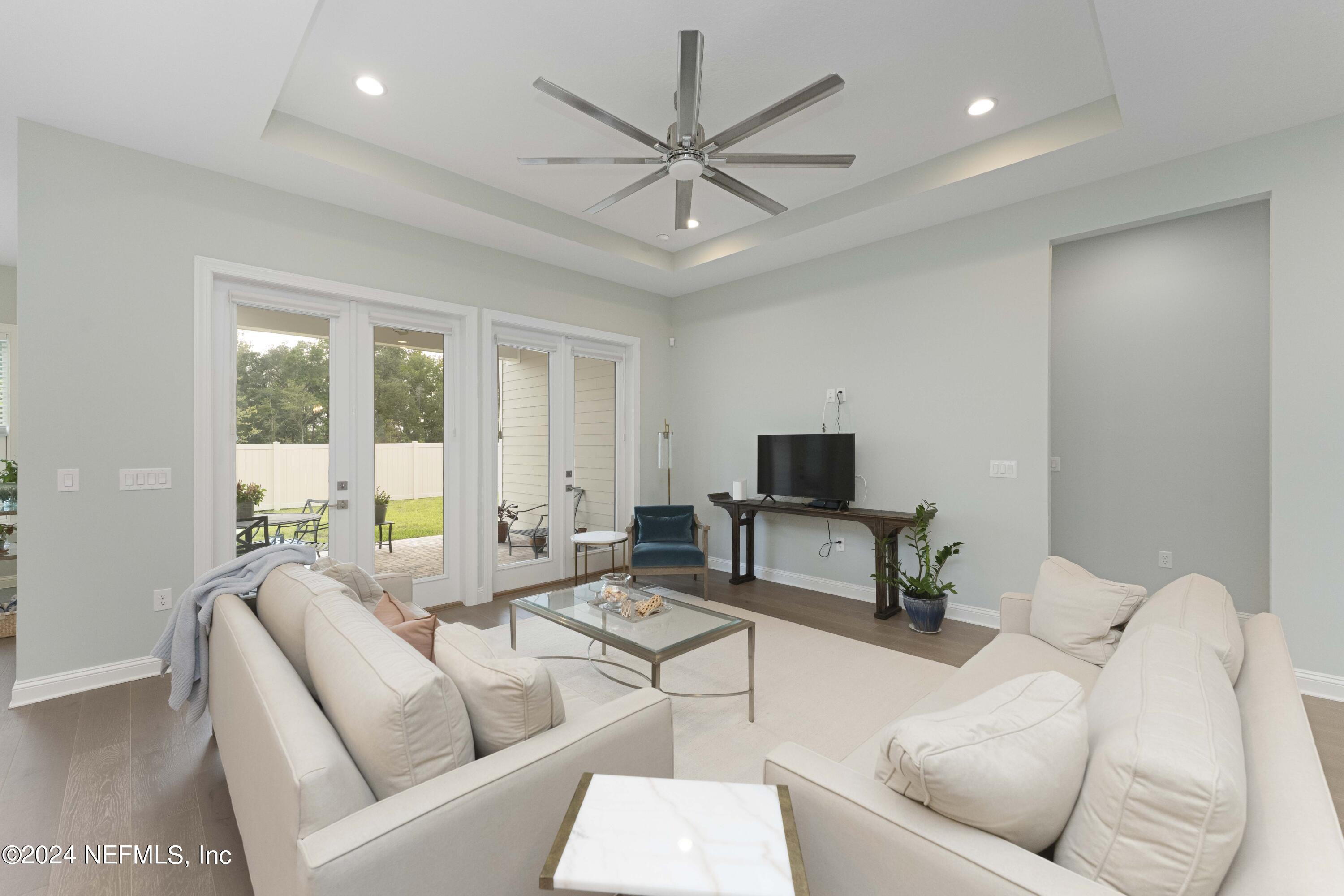 194 HILLENDALE Circle