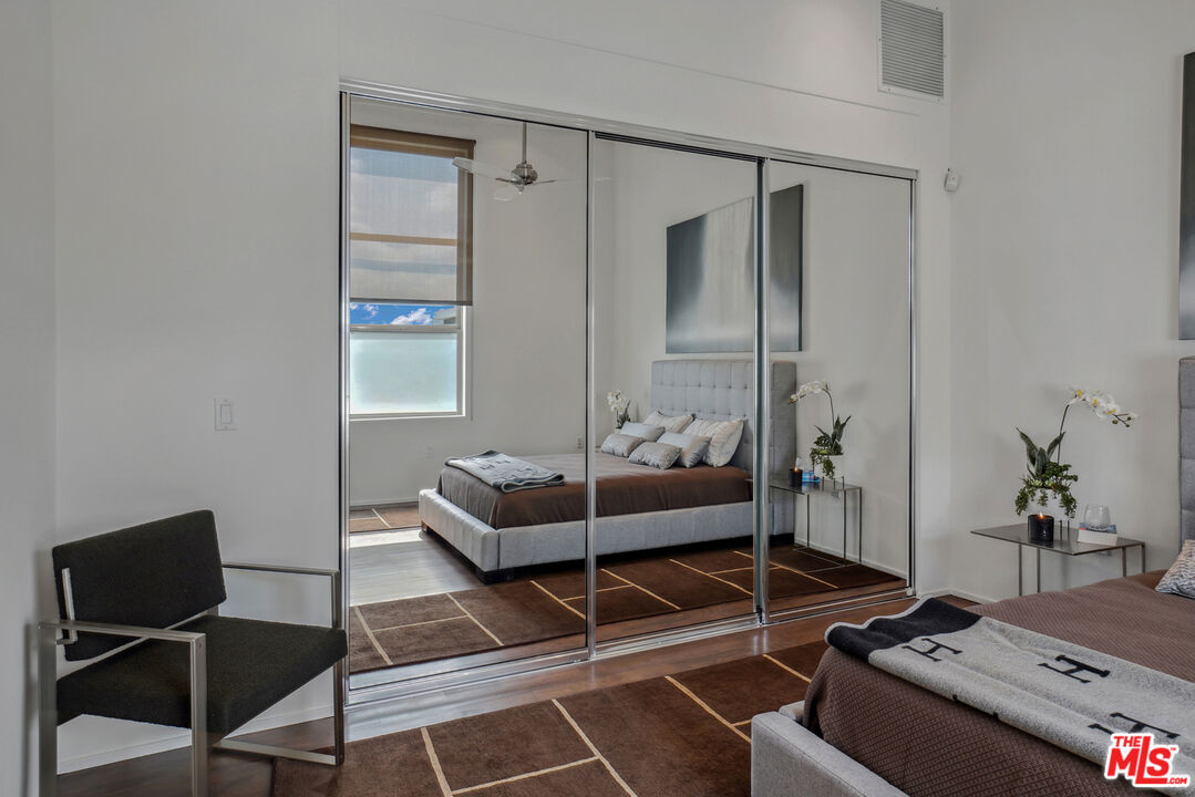 530 N Larchmont Blvd Unit: 2