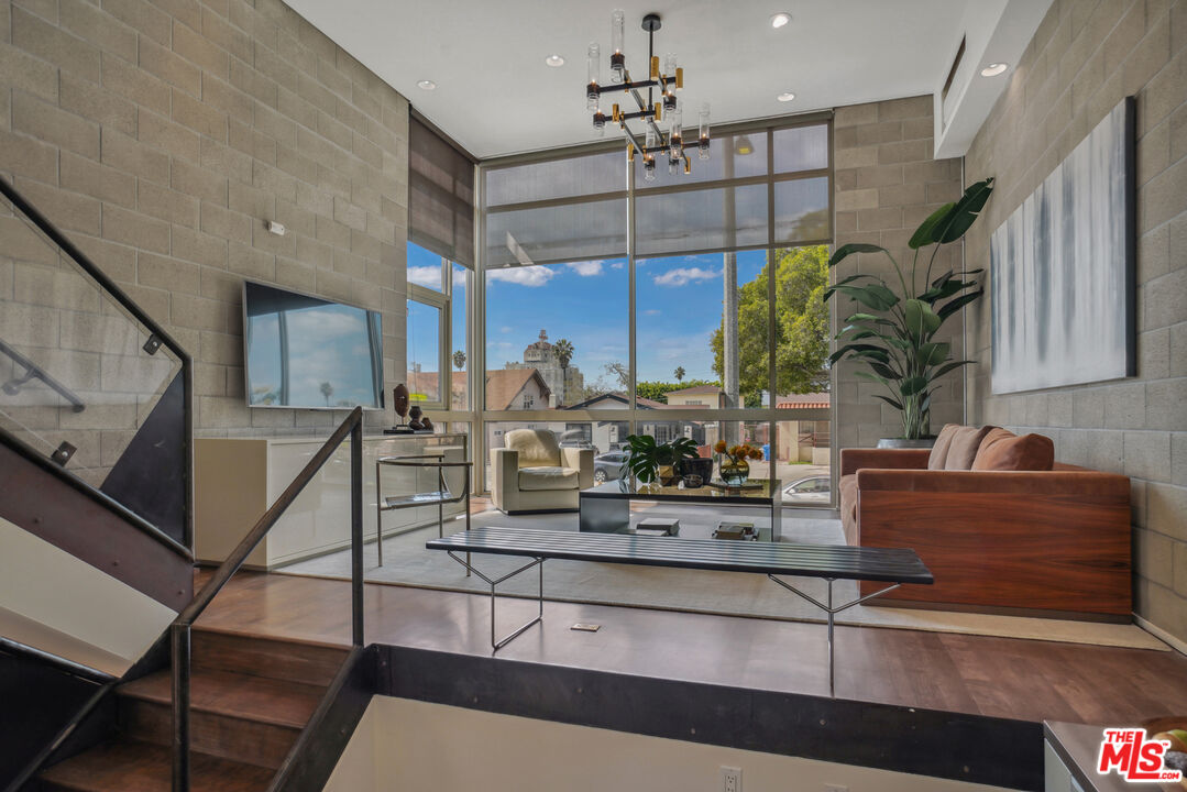 530 N Larchmont Blvd Unit: 2