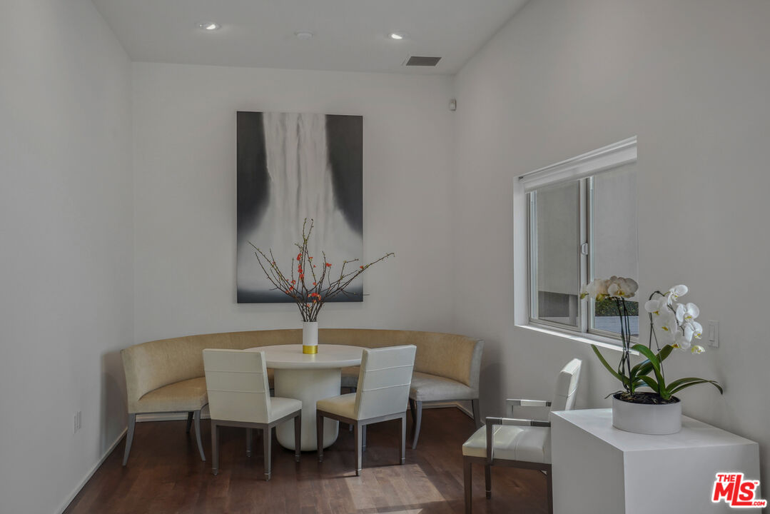 530 N Larchmont Blvd Unit: 2