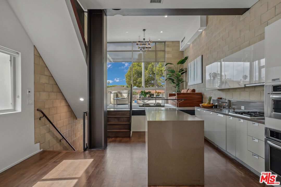 530 N Larchmont Blvd Unit: 2