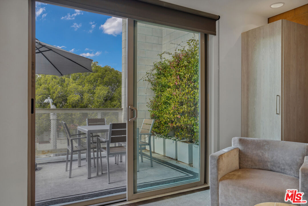 530 N Larchmont Blvd Unit: 2