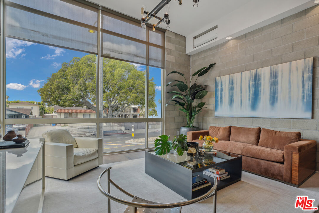 530 N Larchmont Blvd Unit: 2