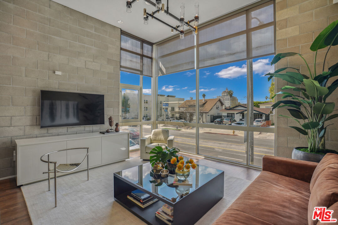 530 N Larchmont Blvd Unit: 2