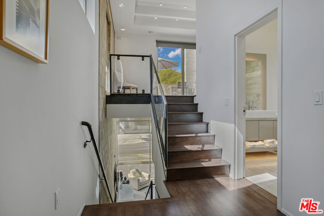 530 N Larchmont Blvd Unit: 2