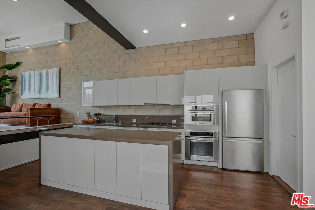 530 N Larchmont Blvd Unit: 2