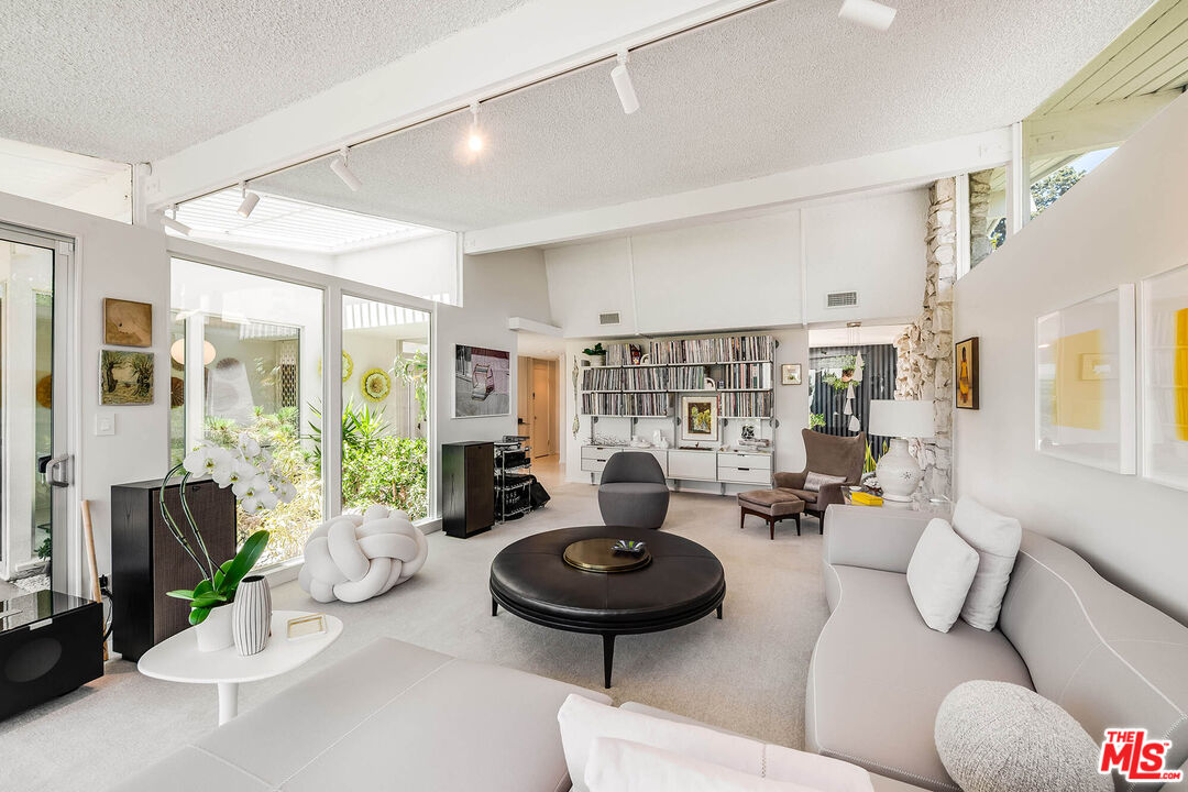 1331 Casiano Rd
