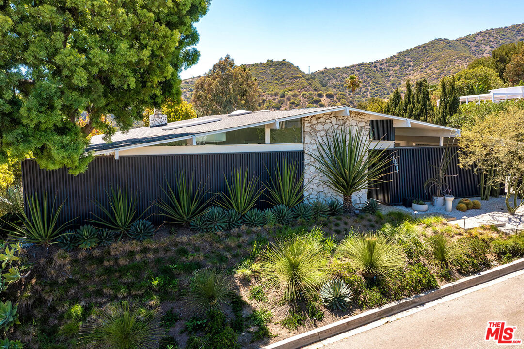 1331 Casiano Rd
