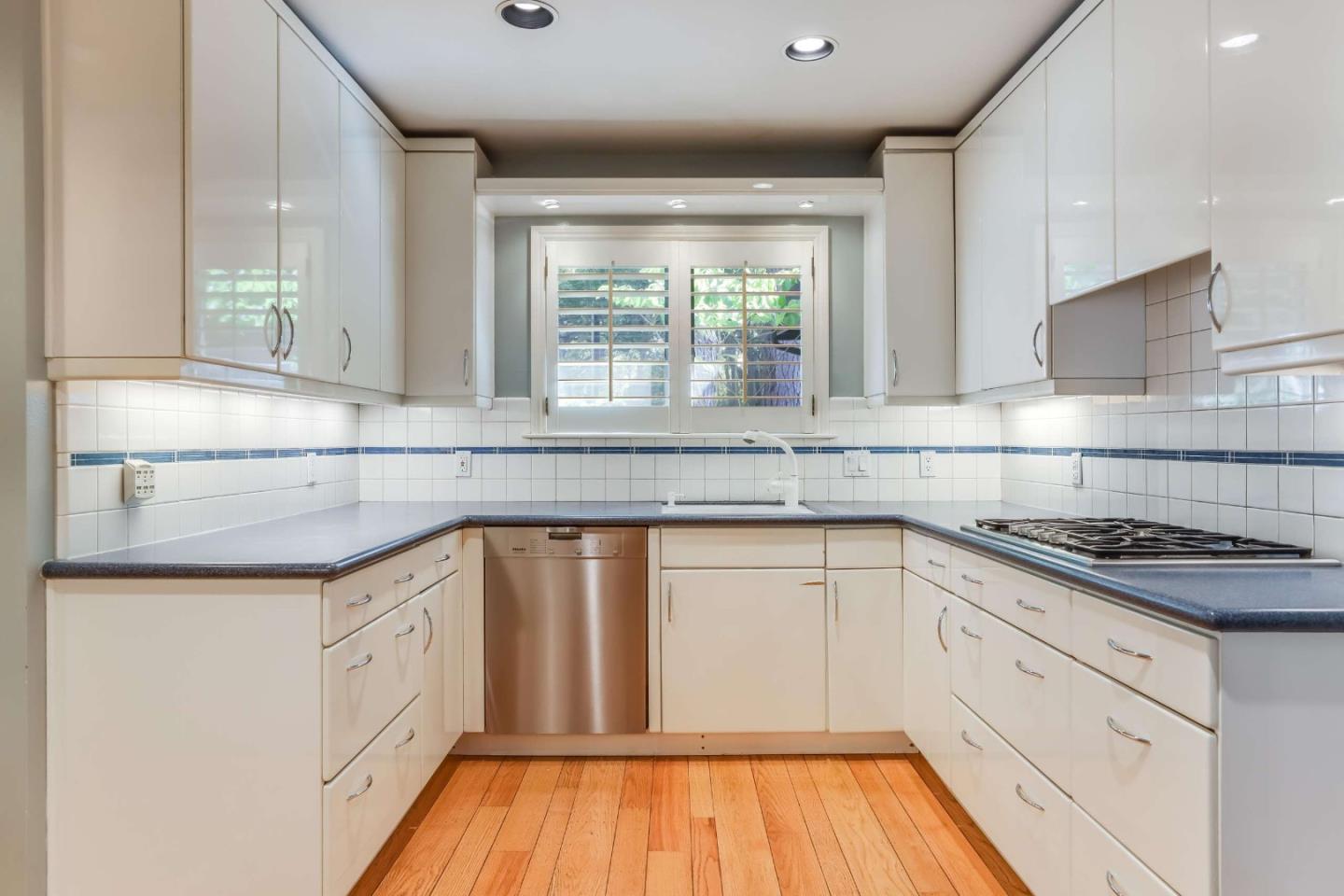 327 Bay Road