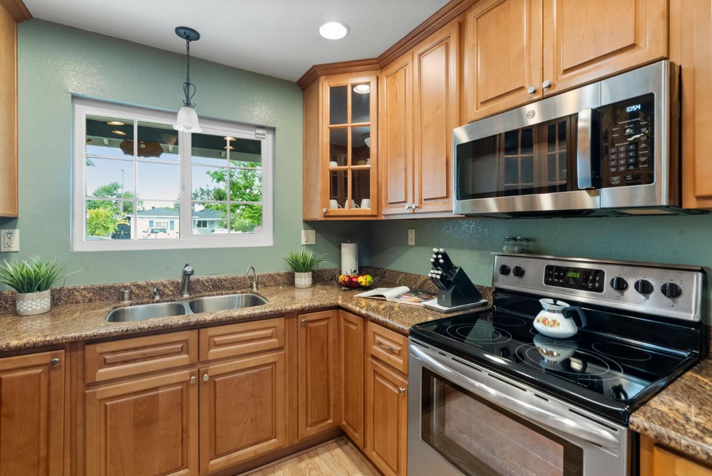 586 Continental DR