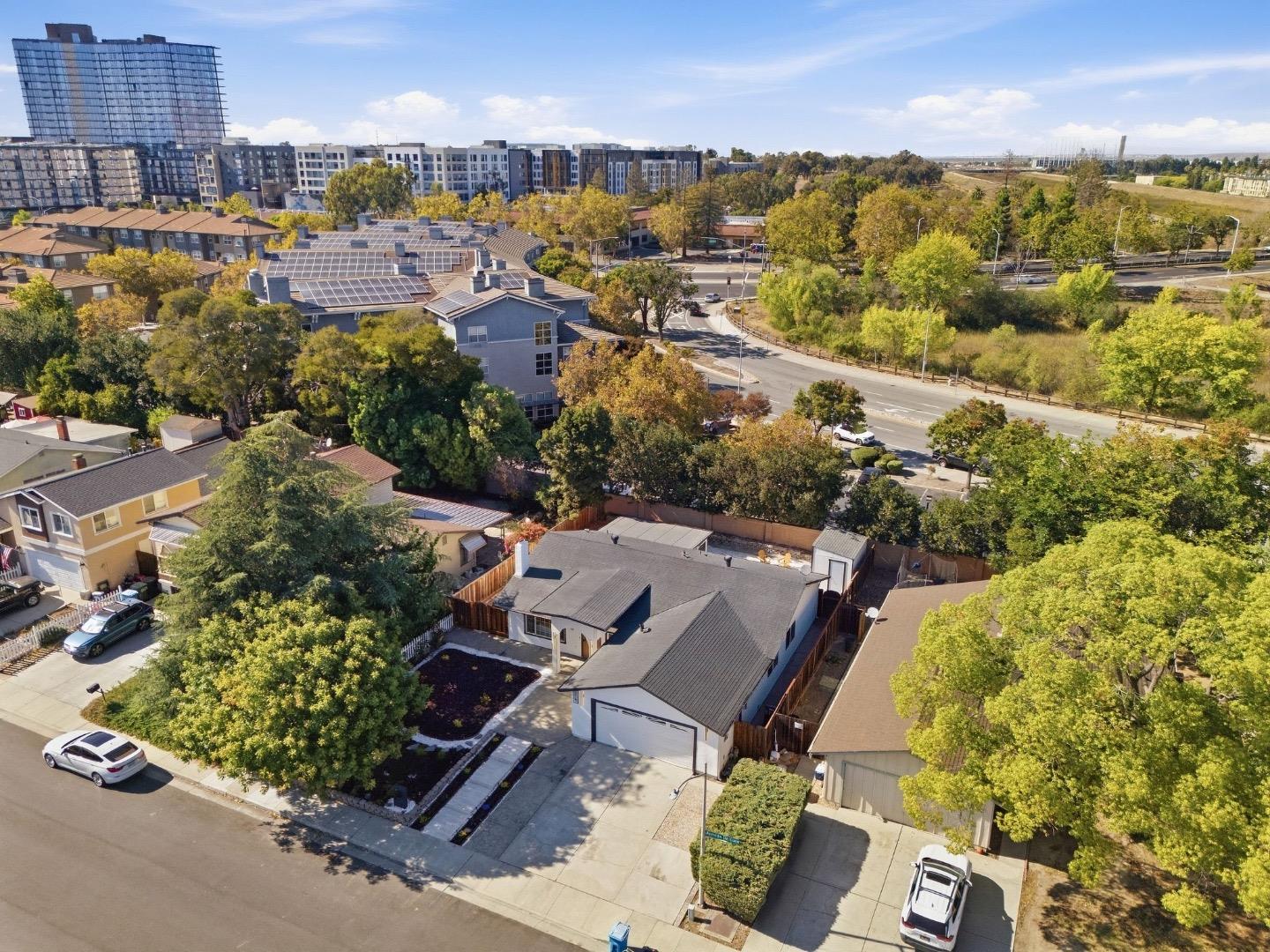 5019 Avenida De Lago