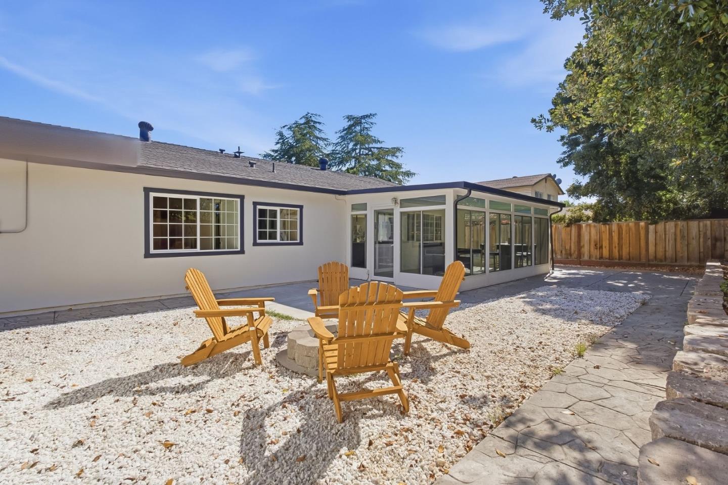5019 Avenida De Lago
