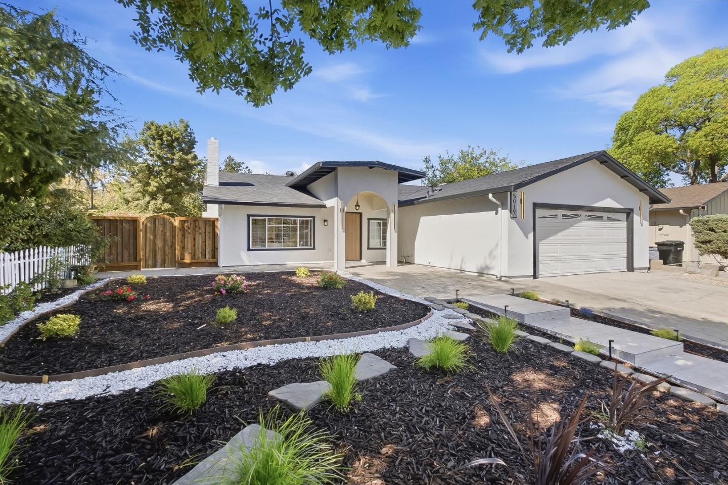 5019 Avenida De Lago