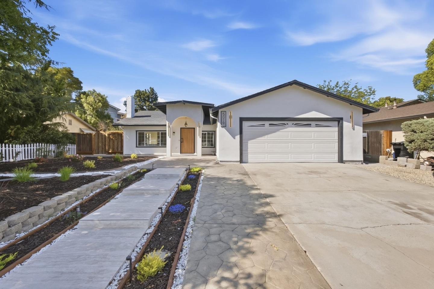 5019 Avenida De Lago