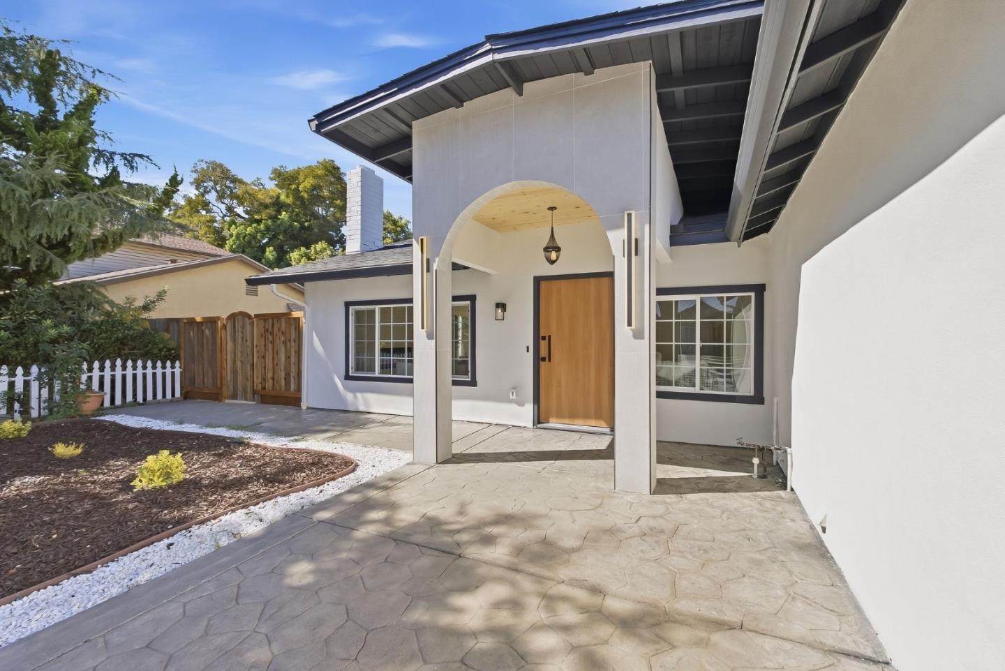 5019 Avenida De Lago