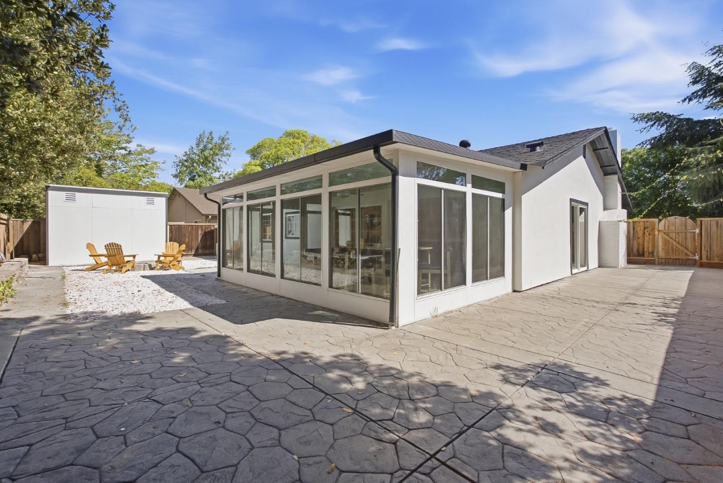 5019 Avenida De Lago