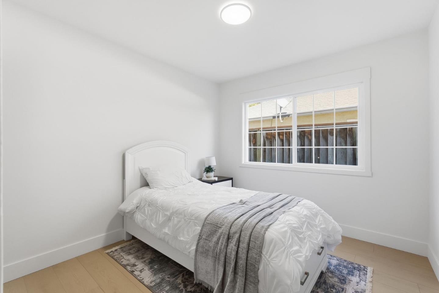 5019 Avenida De Lago