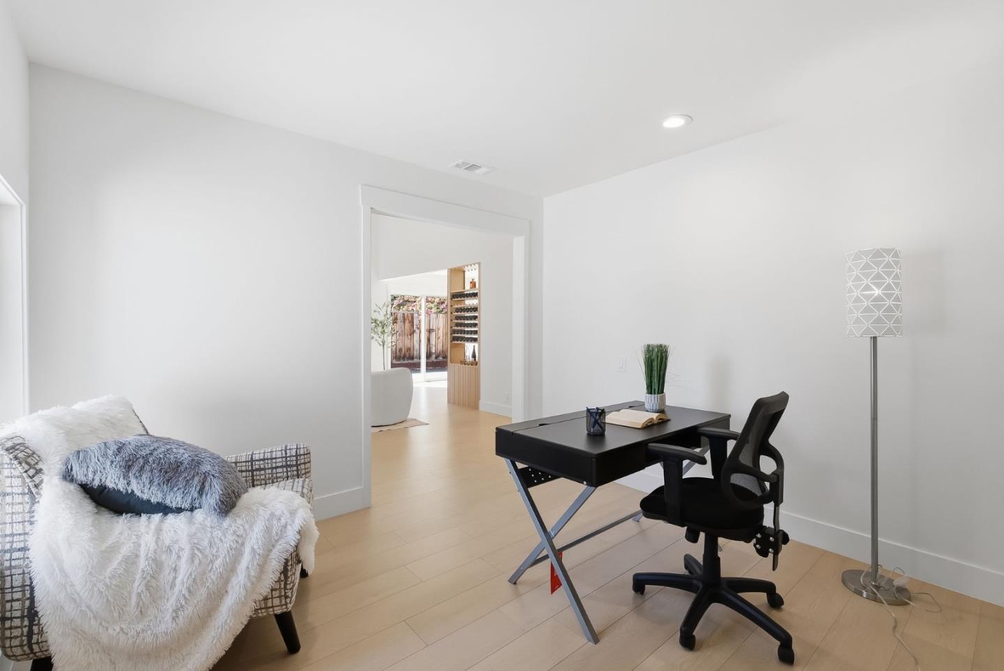 5019 Avenida De Lago