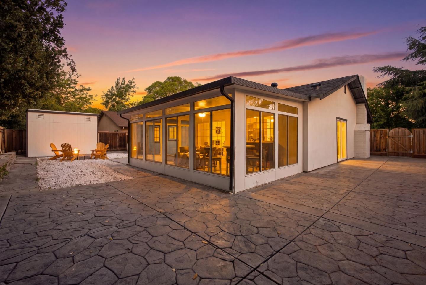 5019 Avenida De Lago