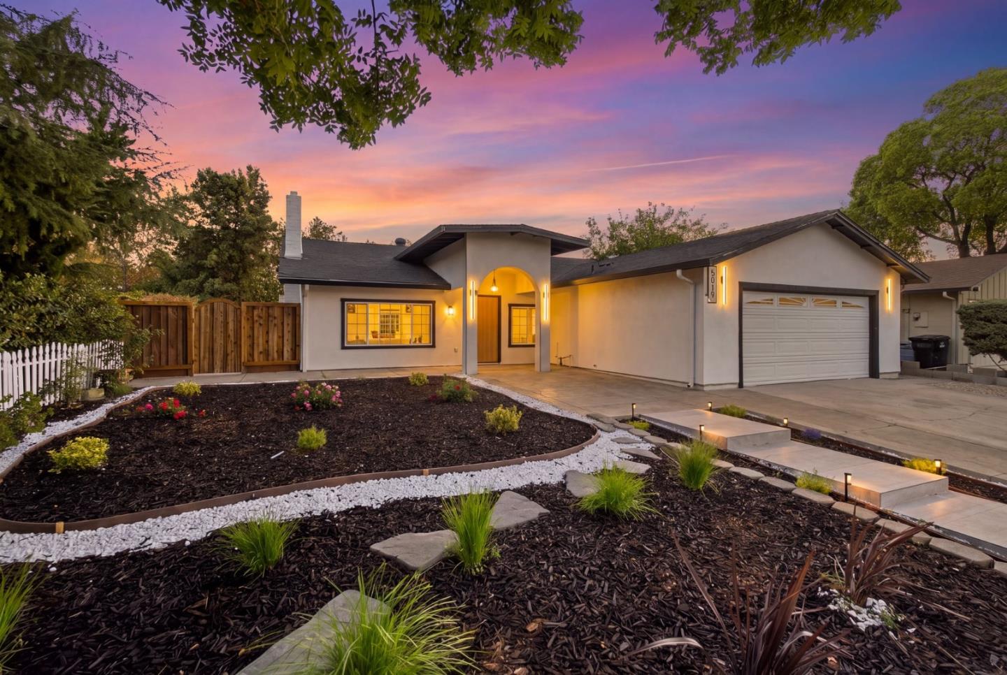5019 Avenida De Lago