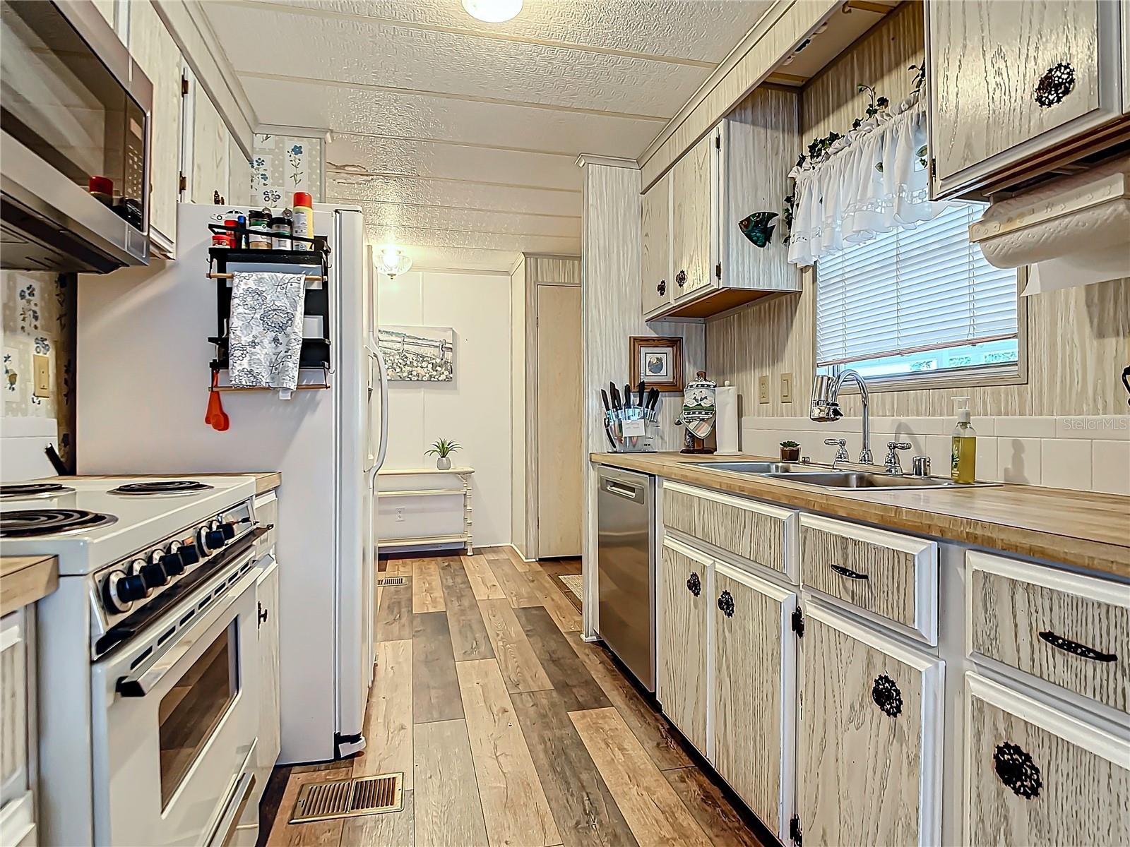 161 CANDLEWOOD DR