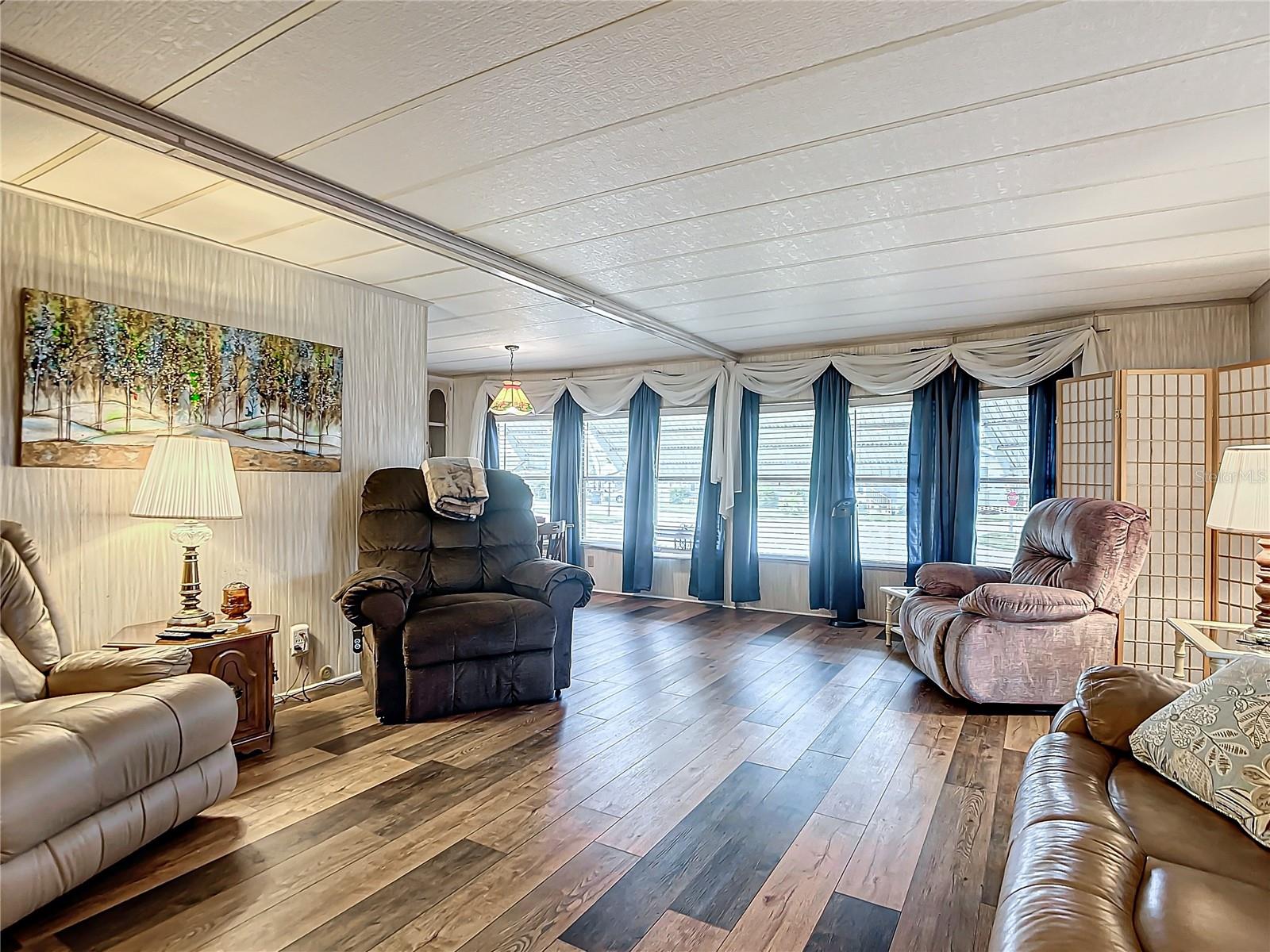 161 CANDLEWOOD DR