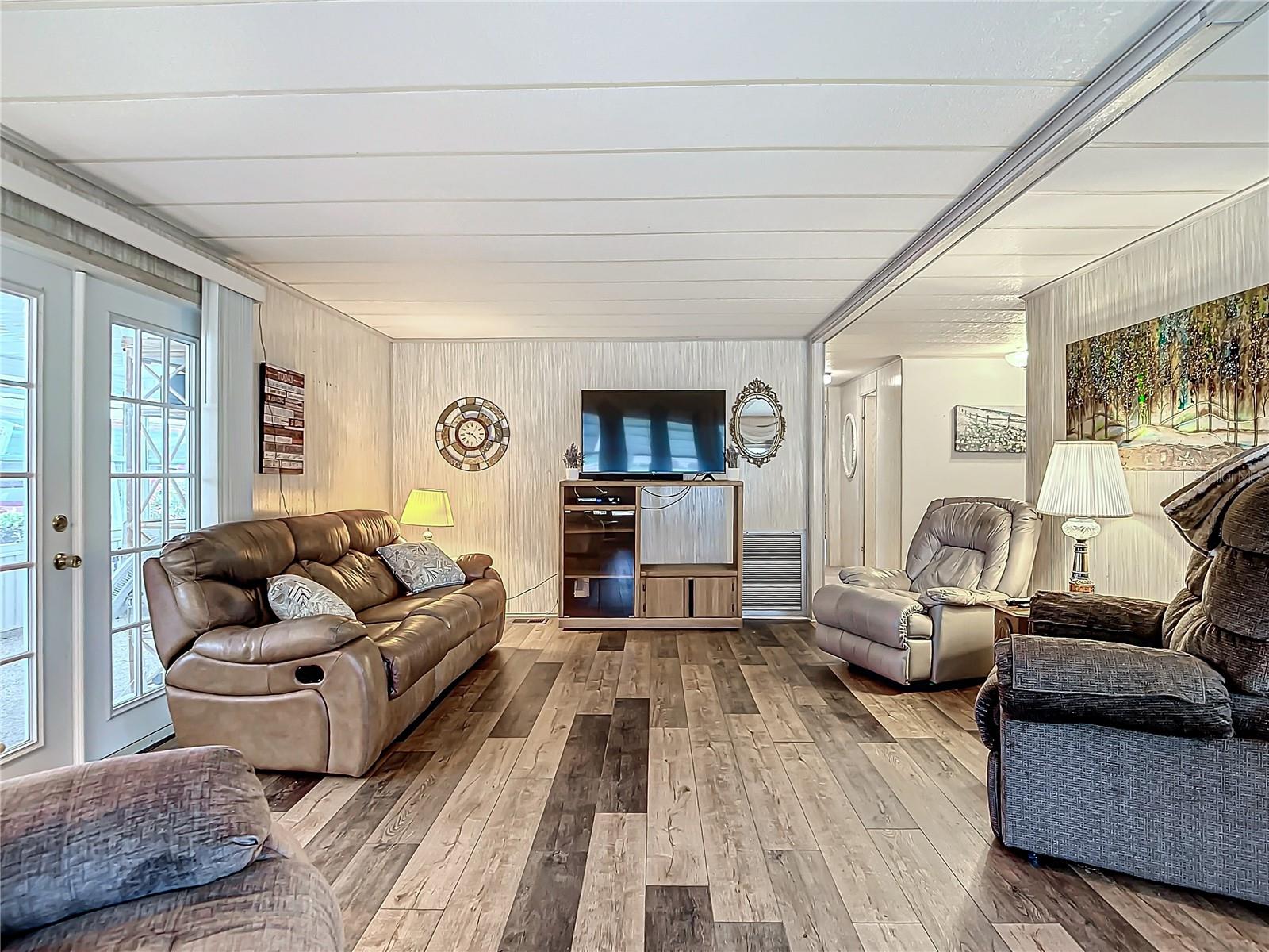 161 CANDLEWOOD DR