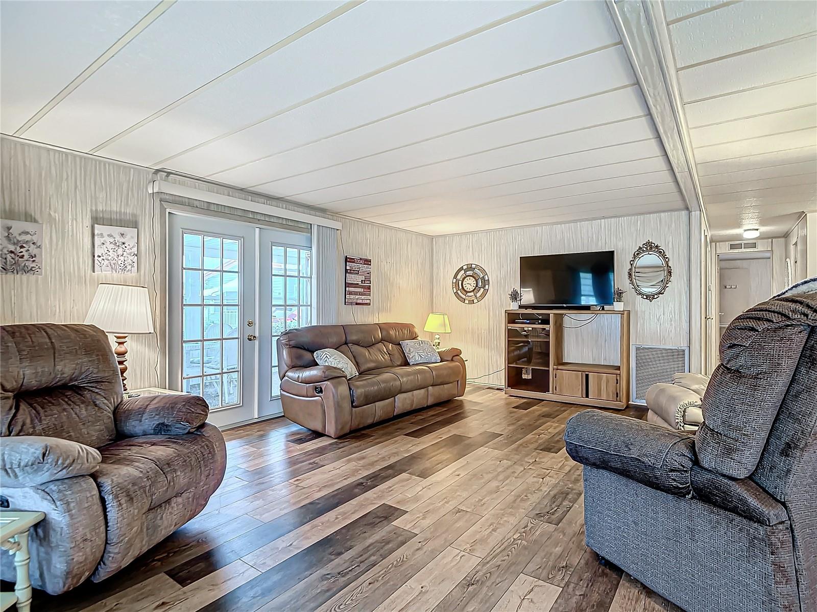 161 CANDLEWOOD DR