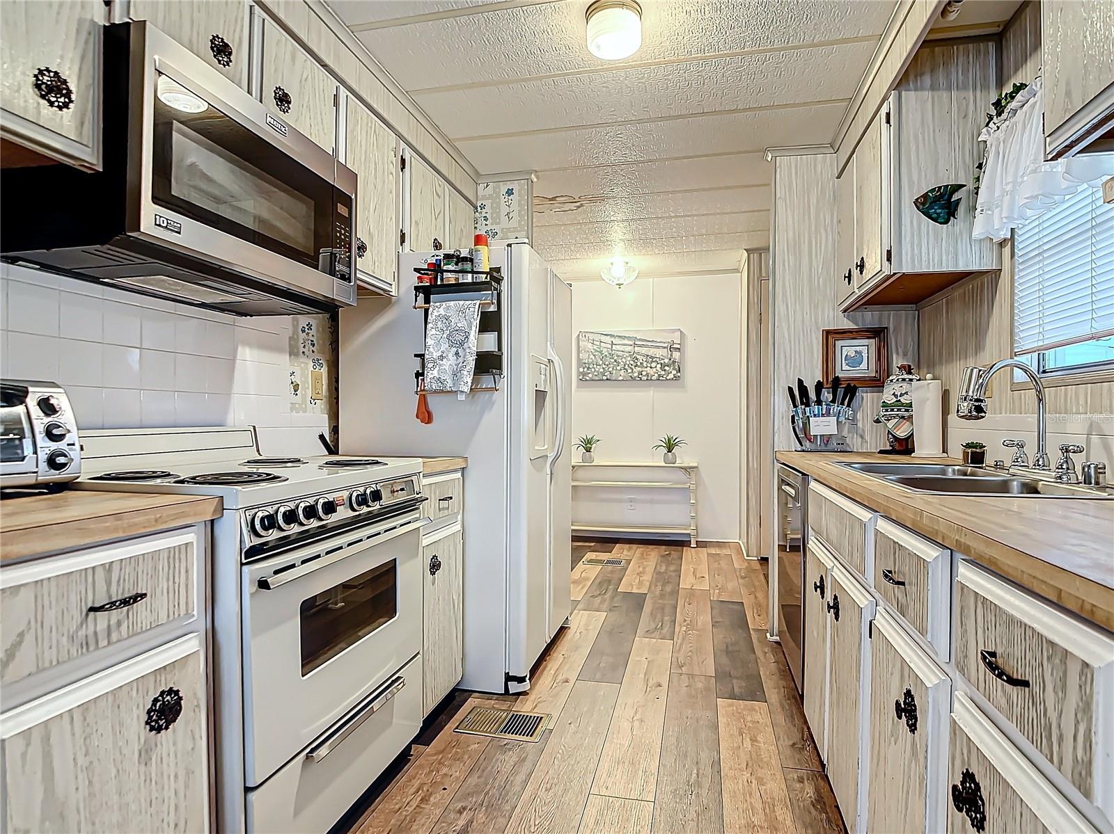 161 CANDLEWOOD DR