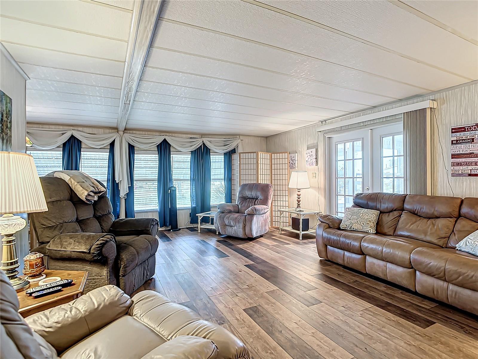 161 CANDLEWOOD DR