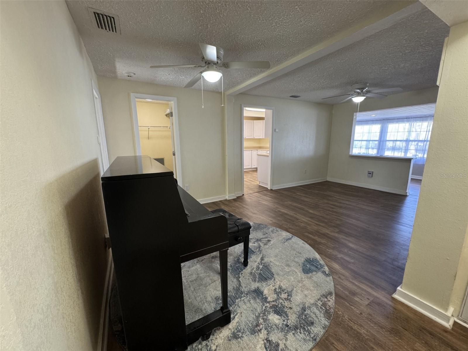 922 S LAKE REEDY BLVD