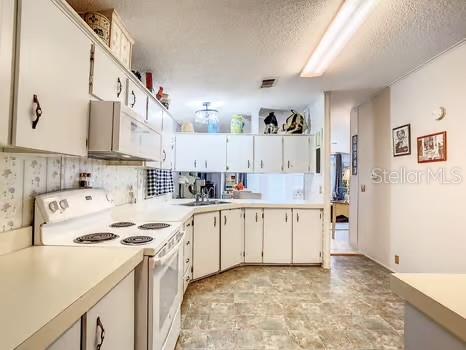 8442 BREEZE HILL DRIVE