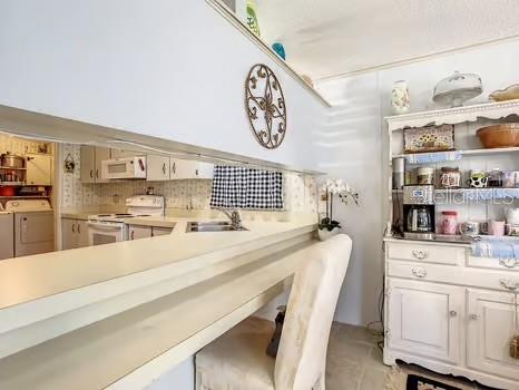 8442 BREEZE HILL DRIVE