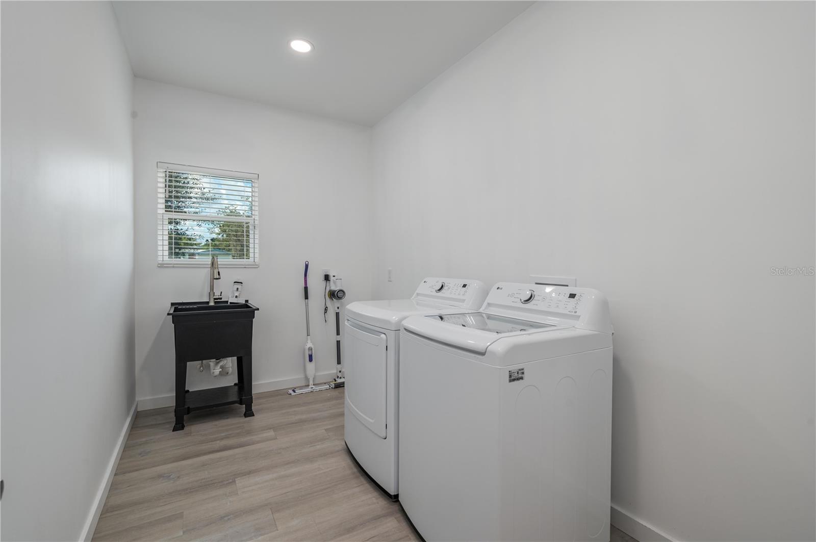 1340 W FROSTPROOF RD