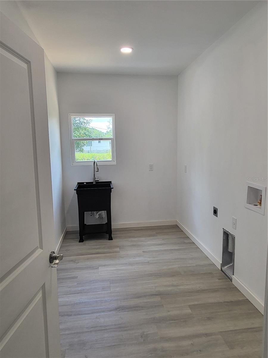 1340 W FROSTPROOF RD