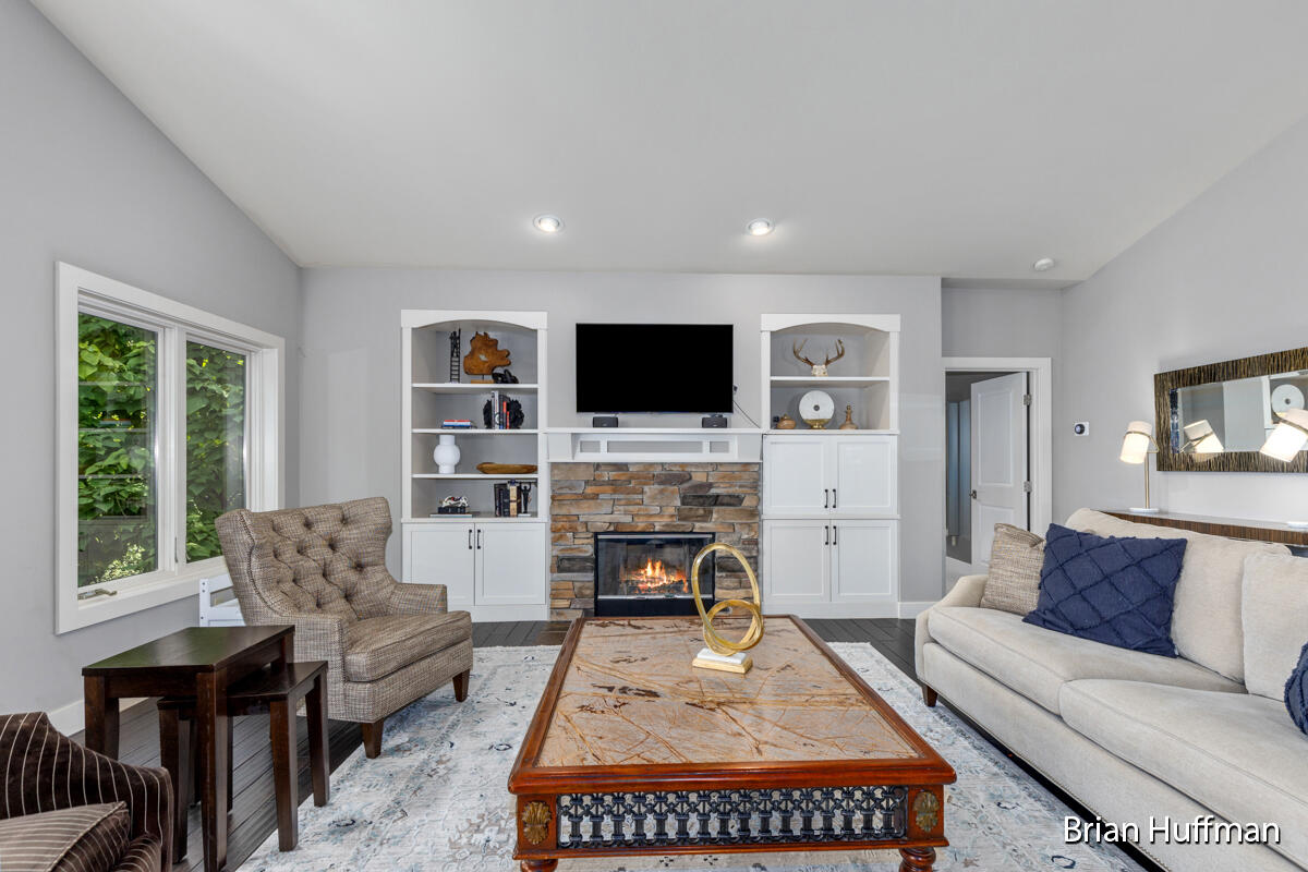 4995 W Village Trail SE