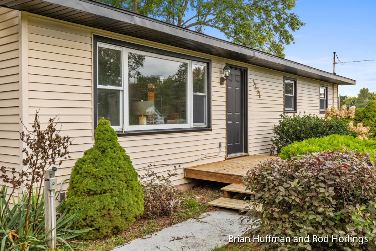 3231 Dean Lake Avenue NE