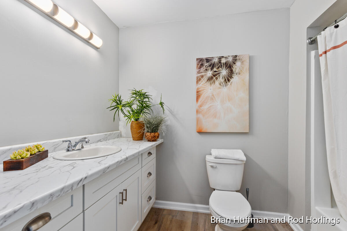 3231 Dean Lake Avenue NE