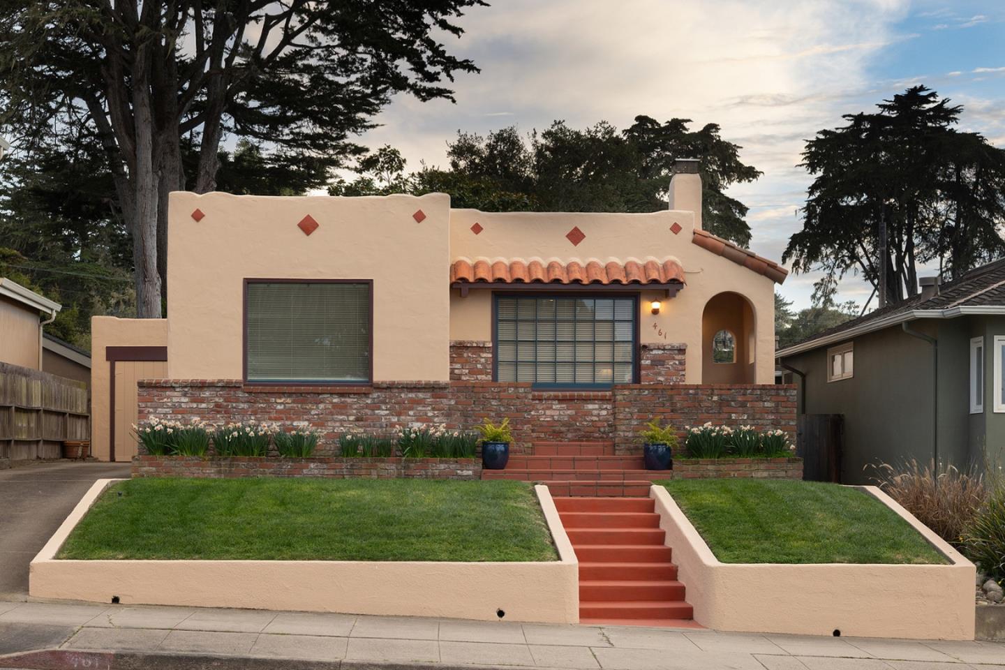 Pacific Grove Charmer