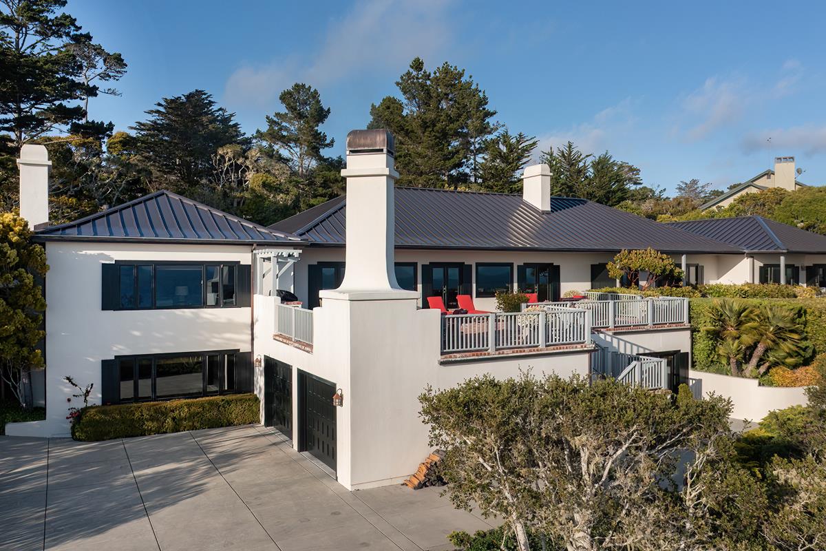 Commanding Views. Uncompromising Luxury.