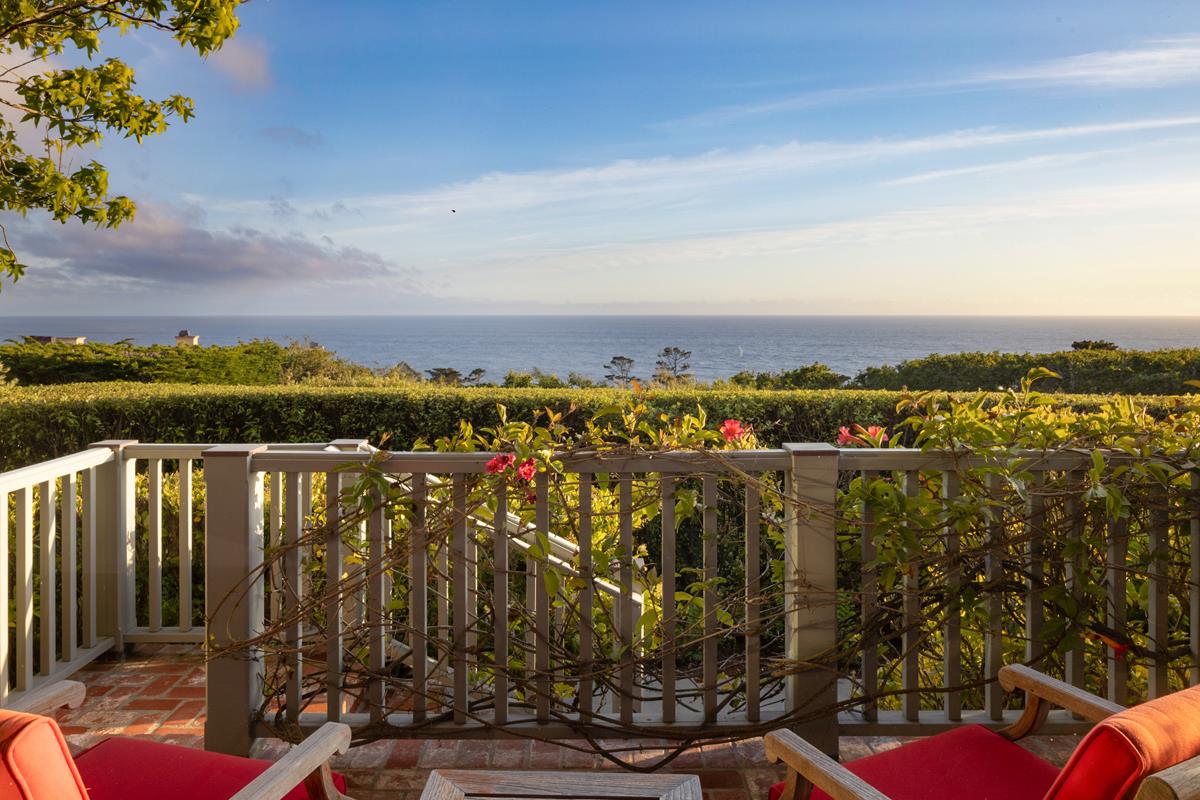 Commanding Views. Uncompromising Luxury.